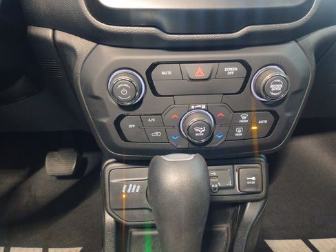 Used 2018 Jeep Renegade Latitude w/ Cold Weather Group image 17