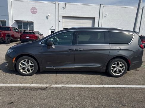 Used 2017 Chrysler Pacifica Touring-L Plus image 9