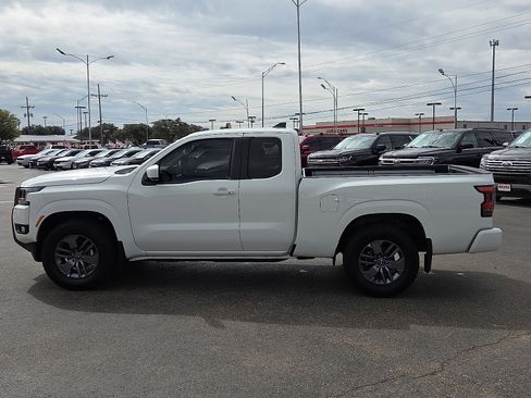 Used 2025 Nissan Frontier SV w/ SV Convenience Package image 2