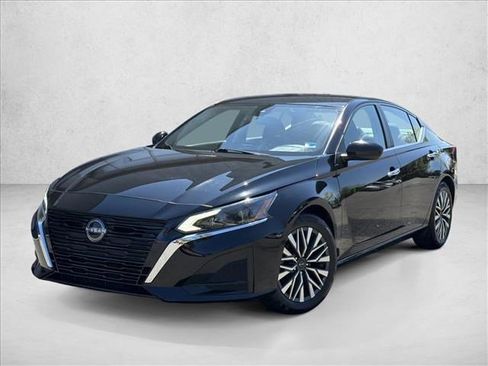 Used 2024 Nissan Altima 2.5 SV image 1