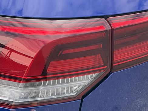 Used 2022 Volkswagen Golf R AWD/4WD image 9