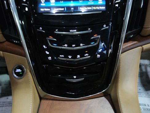 Used 2017 Cadillac Escalade Platinum image 29