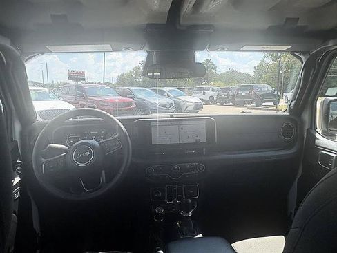 Used 2026 Jeep Wrangler Unlimited Rubicon AWD/4WD image 13