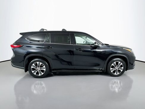 Used 2020 Toyota Highlander XLE AWD/4WD image 9