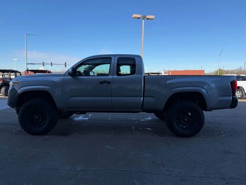 Used 2018 Toyota Tacoma SR image 5