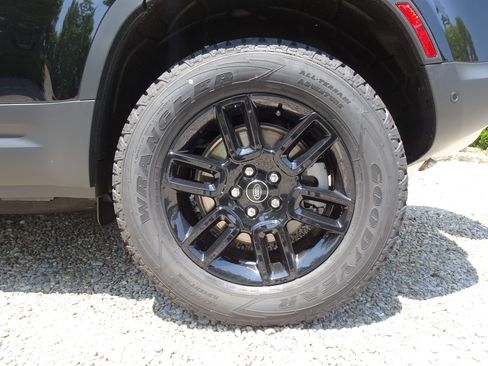 New 2025 Land Rover Defender 110 S image 28