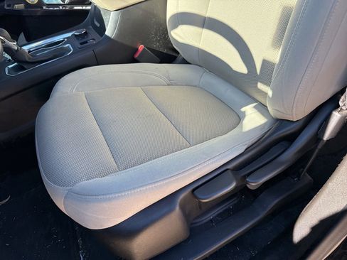 Used 2022 Chevrolet Traverse LS image 11