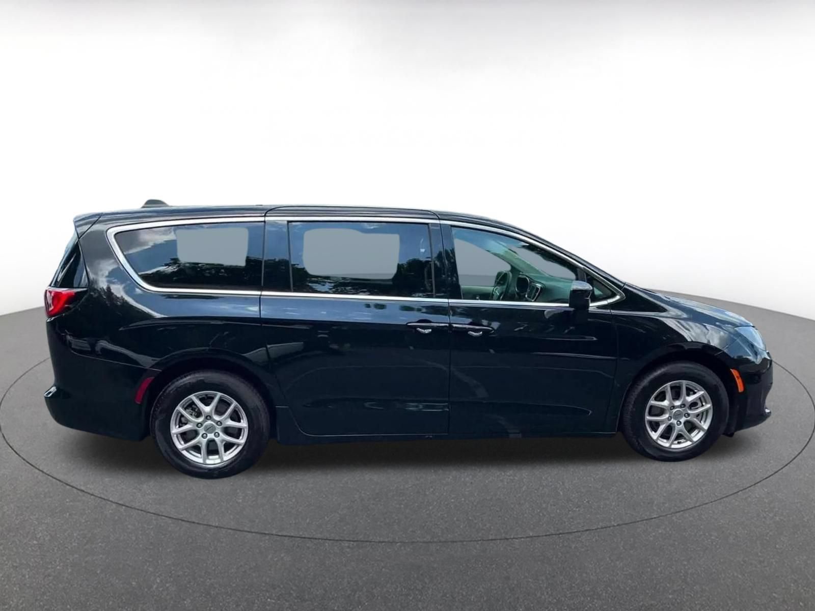 Used 2024 Chrysler Voyager LX FWD image 15