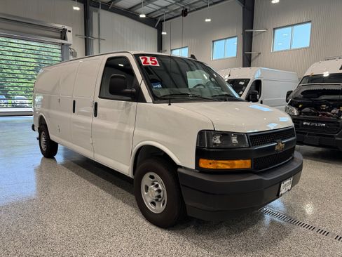 Used 2025 Chevrolet Express 3500 Extended w/ Driver Convenience Package RWD image 4