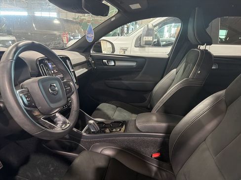 Used 2022 Volvo XC40 T5 R-Design image 2