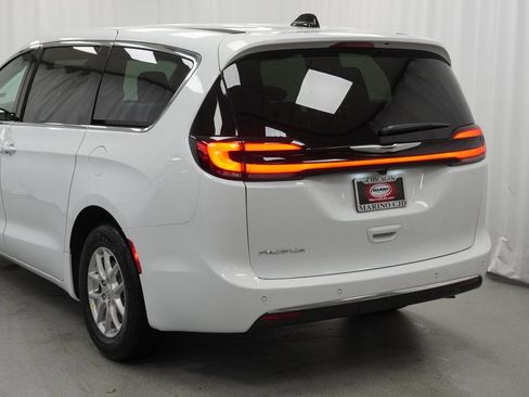 New 2026 Chrysler Pacifica Select image 12