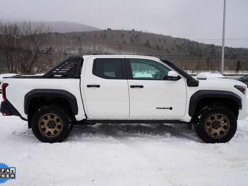 Used 2024 Toyota Tacoma Trailhunter image 8