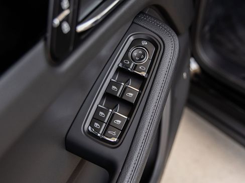 Certified 2026 Porsche Macan AWD/4WD image 23