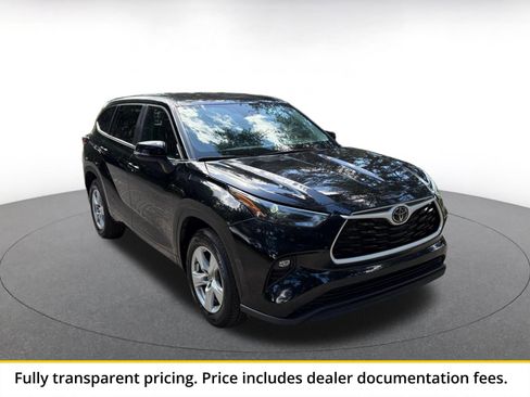 Used 2025 Toyota Highlander LE FWD image 1