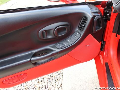 Used 2001 Chevrolet Corvette Convertible w/ Preferred Equipment Group2 RWD image 19