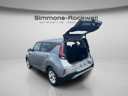 Used 2025 Kia Soul LX w/ LX Technology Package FWD image 9