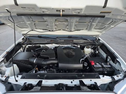Used 2022 Toyota Tacoma TRD Off-Road AWD/4WD image 14