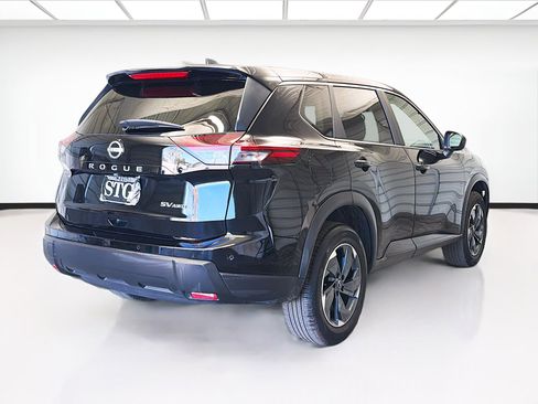 Used 2024 Nissan Rogue SV image 4