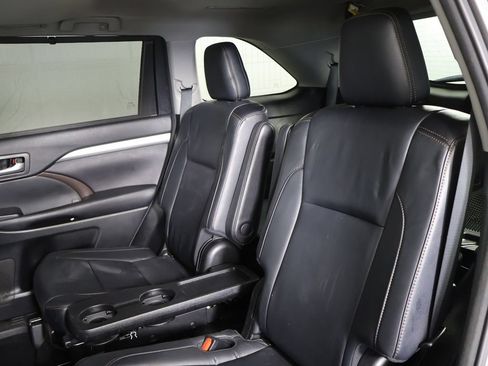 Used 2017 Toyota Highlander XLE w/ Carpet Mat Package AWD/4WD image 31