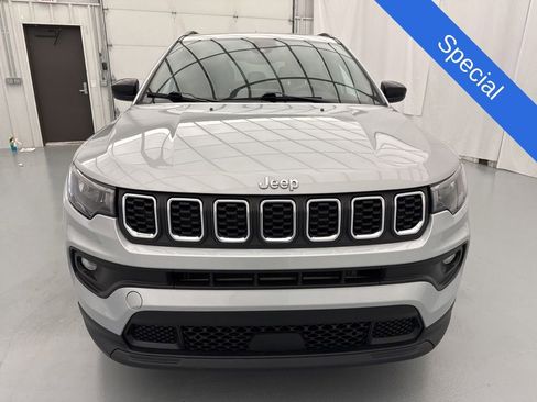 Used 2024 Jeep Compass Latitude AWD/4WD image 2