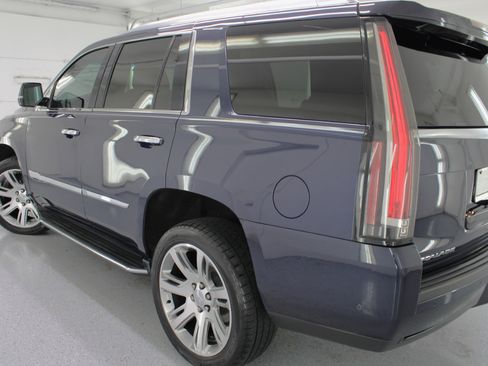 Used 2018 Cadillac Escalade Luxury image 16
