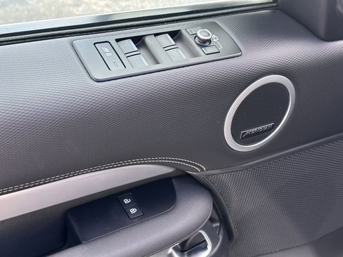 Used 2022 Land Rover Discovery S R-Dynamic image 19