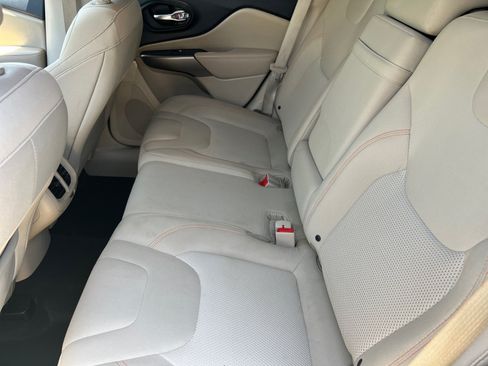 Used 2019 Jeep Cherokee Latitude w/ Popular Appearance Group AWD/4WD image 17