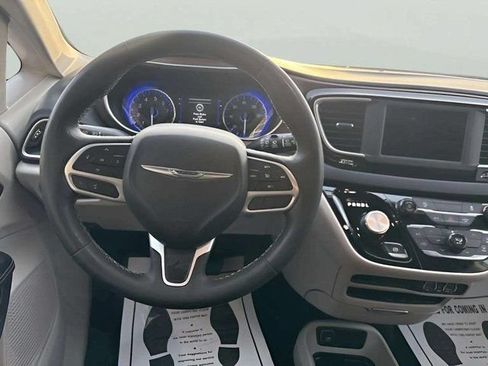 Used 2022 Chrysler Voyager LX FWD image 11