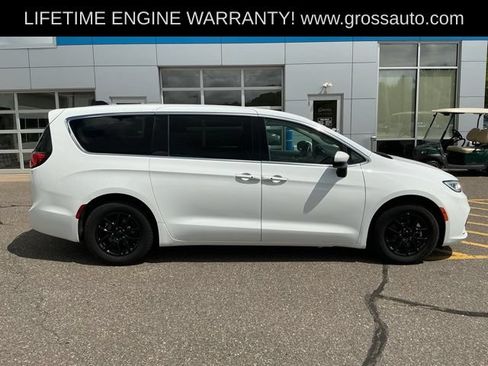 Used 2023 Chrysler Pacifica Touring-L FWD image 8