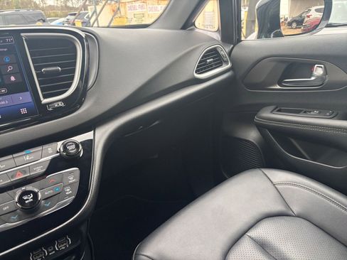Used 2025 Chrysler Pacifica Select image 38