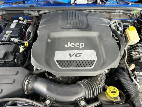 Used 2015 Jeep Wrangler Unlimited Sahara AWD/4WD image 31