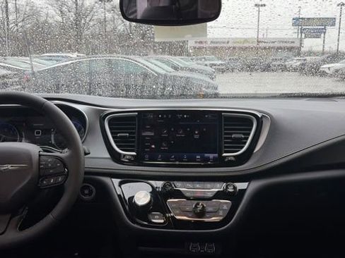 Used 2023 Chrysler Pacifica Touring-L w/ S Appearance Package image 27