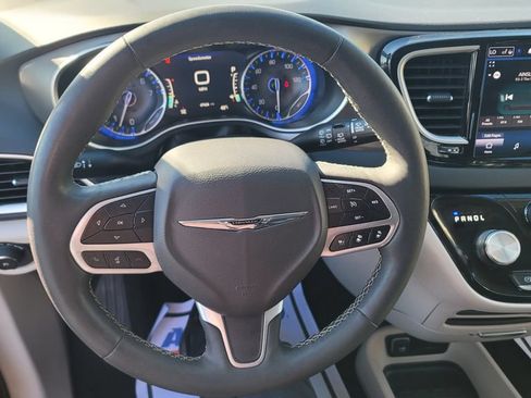 Used 2023 Chrysler Pacifica Touring-L FWD image 20