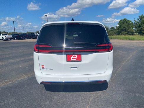 New 2026 Chrysler Pacifica Select image 6