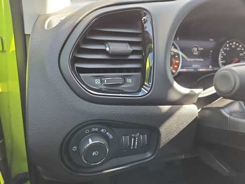 Used 2018 Jeep Renegade Altitude w/ UConnect 8.4 Nav Group AWD/4WD image 26