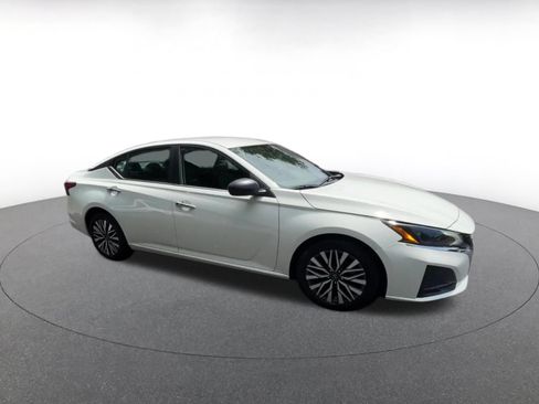Used 2025 Nissan Altima 2.5 SV FWD image 2