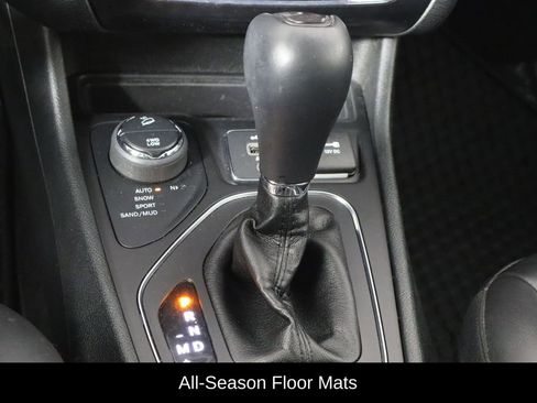 Used 2019 Jeep Cherokee Latitude Plus w/ Comfort/Convenience Group image 28