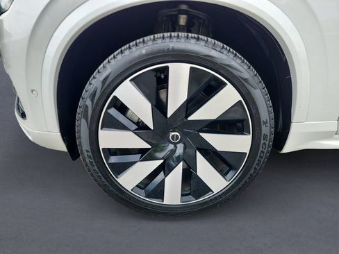 Certified 2025 Volvo XC90 T8 Plus AWD/4WD image 8