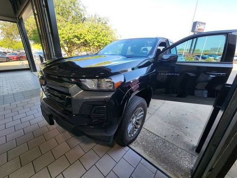 Used 2024 Chevrolet Colorado LT RWD image 3
