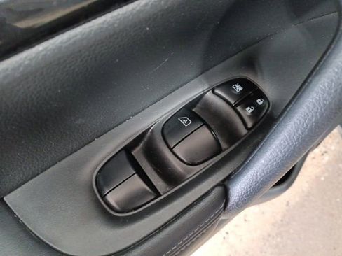 Used 2019 Nissan Rogue SV image 11