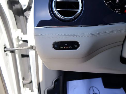 Used 2025 Bentley Bentayga Extended Wheelbase AWD/4WD image 37