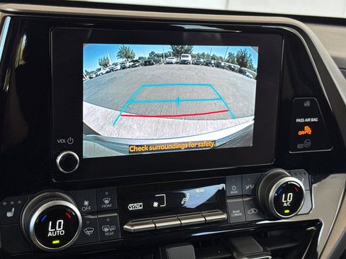 Used 2023 Toyota Highlander XLE AWD/4WD image 24