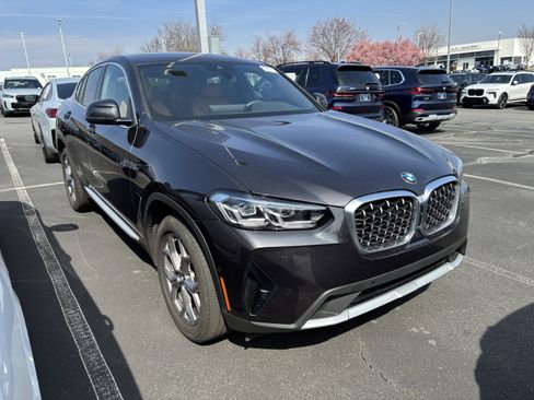 Used 2025 BMW X4 xDrive30i image 2