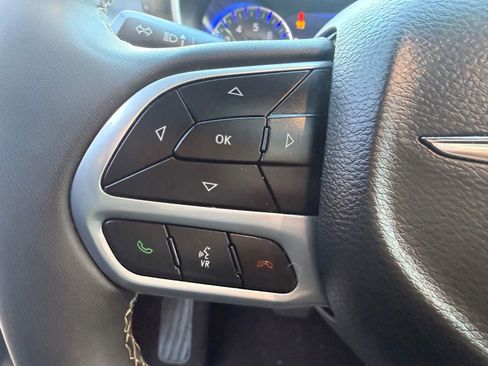 Used 2023 Chrysler Pacifica Limited image 16