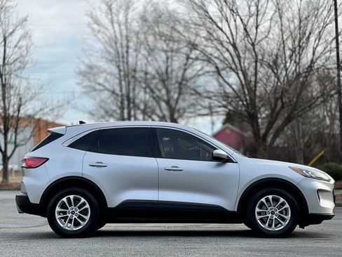Used 2020 Ford Escape SE image 4