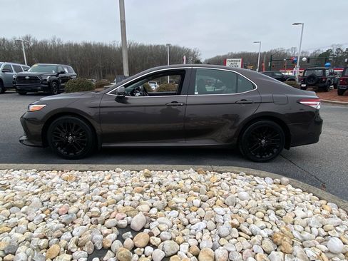 Used 2020 Toyota Camry XLE image 3