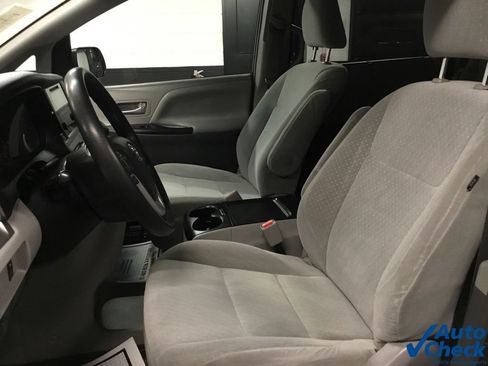 Used 2017 Toyota Sienna LE image 26