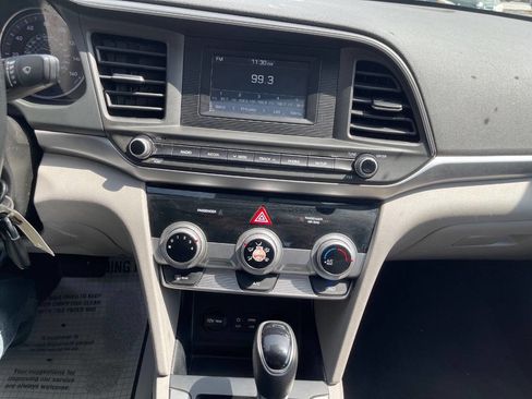 Used 2019 Hyundai Elantra SE FWD image 17