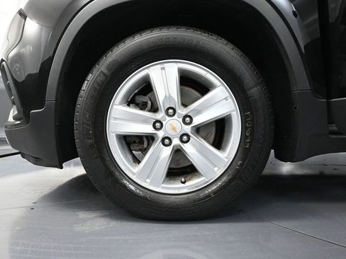 Used 2019 Chevrolet Trax LT w/ LT Convenience Package image 16