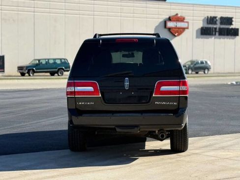 Used 2012 Lincoln Navigator 4WD w/ Monochrome Appearance Pkg image 5